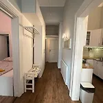 Fancy Cozy 2 Bdr Downtown ブダペスト